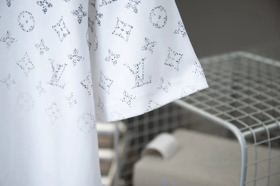 🅿️180 High-quality Lv 2025 early spring new model, MONOGRAM presbyopic gradient short-sleeved T-shirt, using digital printing technology to render pixel light and shadow for the Monogram gradient pattern, and its silk-screen texture and knitting effect complement each other. Synchronized with the official website, pure cotton fabrics at the counter! Comfortable against the skin, durable and easy to wear, meticulous original craftsmanship, custom-made 260g vat-dyed fabric, very comfortable to the touch, latest brick cabinet synchronization, OS off-shoulder version, fashionable and individual, super versatile and good-looking, very suitable for both men and women, must-have style, hang tag, collar label, washed wheat, complete with three labels S M L XL